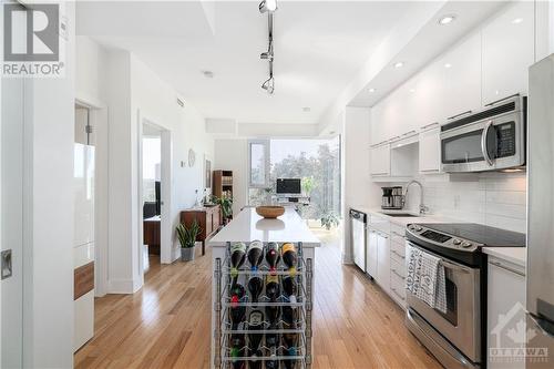 101 Richmond Road Unit#411, Ottawa, ON - Indoor Photo Showing Kitchen With Upgraded Kitchen