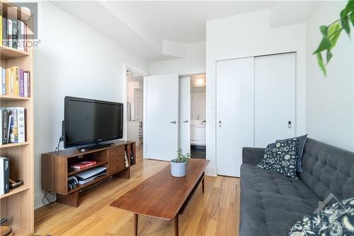 101 Richmond Road Unit#411, Ottawa, ON - Indoor Photo Showing Living Room