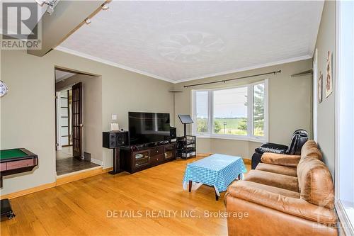 1361 Rte 500 Route, Russell, ON - Indoor Photo Showing Living Room