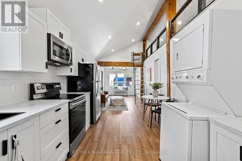 323 Oxford Avenue, Fort Erie (Crystal Beach), ON - Indoor Photo Showing Kitchen