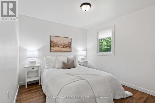 323 Oxford Avenue, Fort Erie, ON - Indoor Photo Showing Bedroom