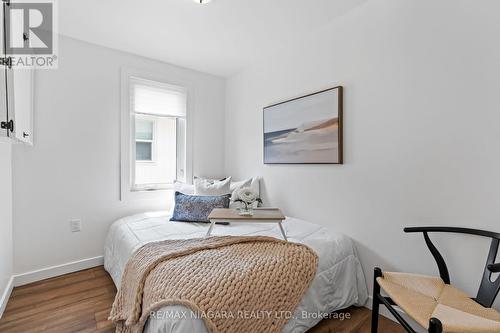 323 Oxford Avenue, Fort Erie, ON - Indoor Photo Showing Bedroom