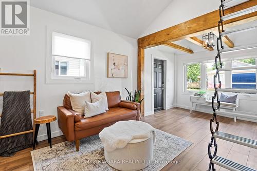 323 Oxford Avenue, Fort Erie (Crystal Beach), ON - Indoor Photo Showing Living Room