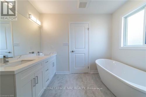 B - 427 Vine Street, St. Catharines, ON - Indoor Photo Showing Bathroom