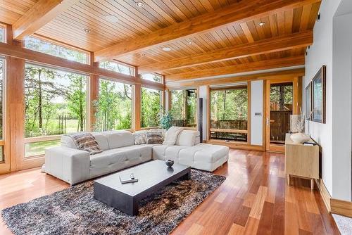 61 South Bay Drive, Onanole, MB - Indoor Photo Showing Living Room