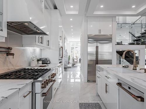 895 Ninth St, Mississauga, ON - Indoor Photo Showing Kitchen With Upgraded Kitchen