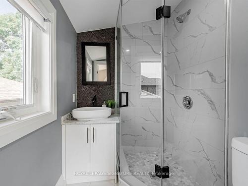 895 Ninth St, Mississauga, ON - Indoor Photo Showing Bathroom