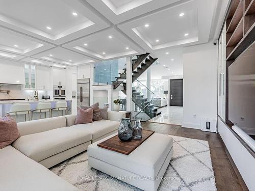 895 Ninth St, Mississauga, ON - Indoor Photo Showing Living Room