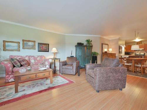 Salon - 203-1625 Av. Victoria, Saint-Lambert, QC - Indoor Photo Showing Living Room