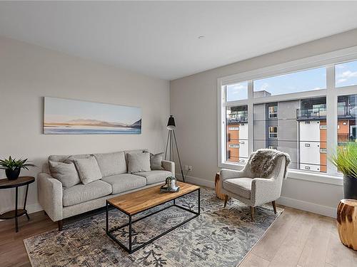 203-2520 Hackett Cres, Central Saanich, BC - Indoor Photo Showing Living Room