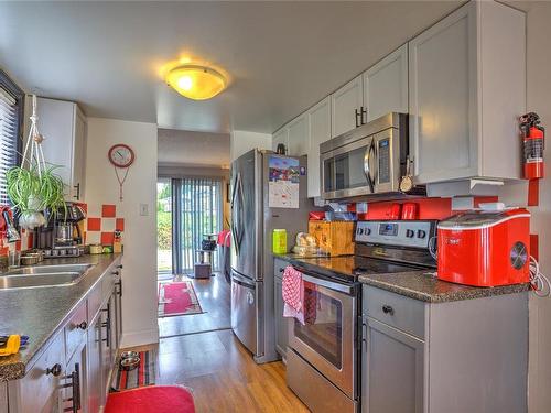 B-1062 St. George Cres, Nanaimo, BC - Indoor Photo Showing Kitchen With Double Sink