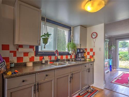 B-1062 St. George Cres, Nanaimo, BC - Indoor Photo Showing Kitchen With Double Sink