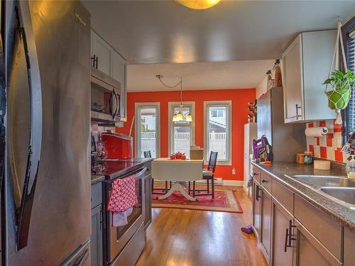 B-1062 St. George Cres, Nanaimo, BC - Indoor Photo Showing Kitchen With Double Sink