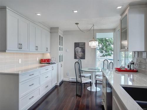 2301-2829 Arbutus Rd, Saanich, BC - Indoor Photo Showing Kitchen