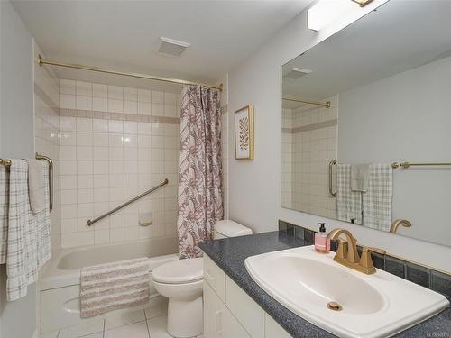 2301-2829 Arbutus Rd, Saanich, BC - Indoor Photo Showing Bathroom