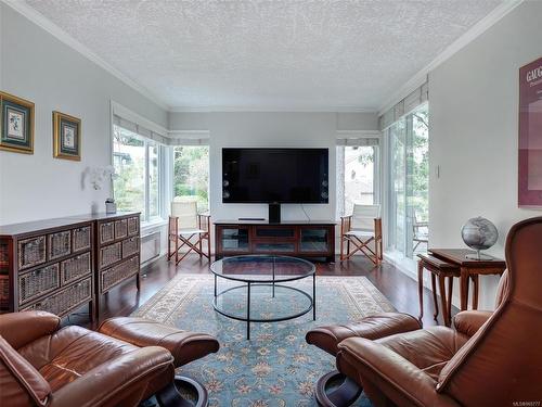 2301-2829 Arbutus Rd, Saanich, BC - Indoor Photo Showing Living Room