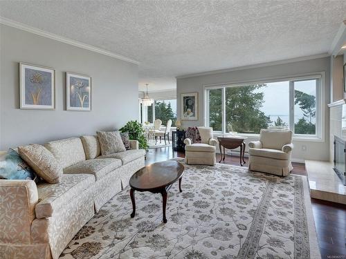 2301-2829 Arbutus Rd, Saanich, BC - Indoor Photo Showing Living Room