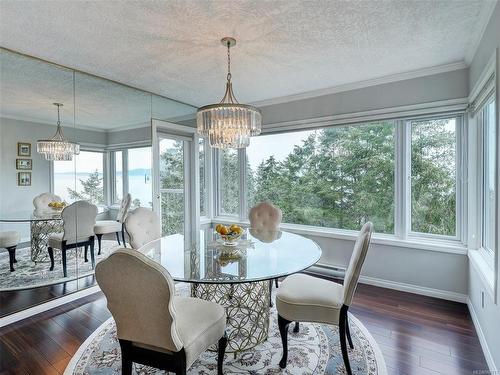 2301-2829 Arbutus Rd, Saanich, BC - Indoor Photo Showing Dining Room