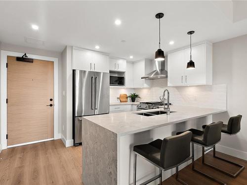 101-2520 Hackett Cres, Central Saanich, BC - Indoor Photo Showing Kitchen With Stainless Steel Kitchen With Double Sink With Upgraded Kitchen