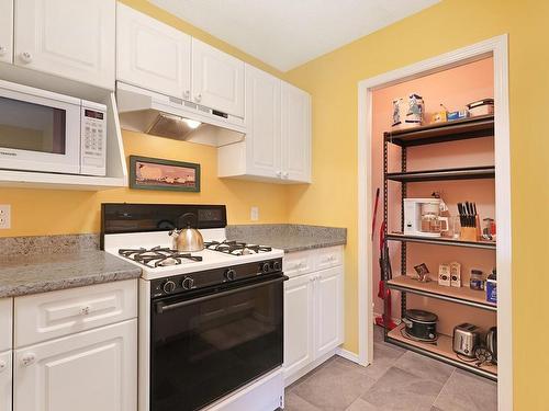 101-1105 Henry Rd, Courtenay, BC - Indoor Photo Showing Kitchen