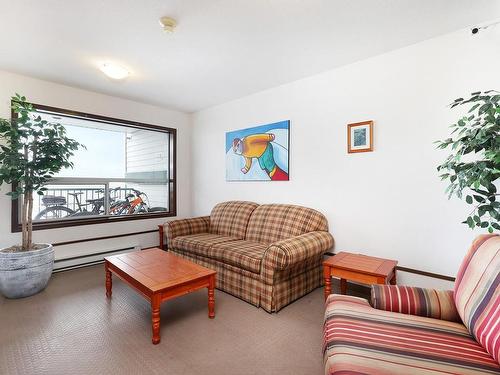 101-1105 Henry Rd, Courtenay, BC - Indoor Photo Showing Living Room