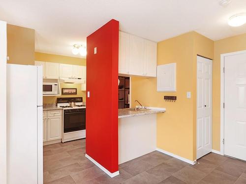 101-1105 Henry Rd, Courtenay, BC - Indoor Photo Showing Kitchen