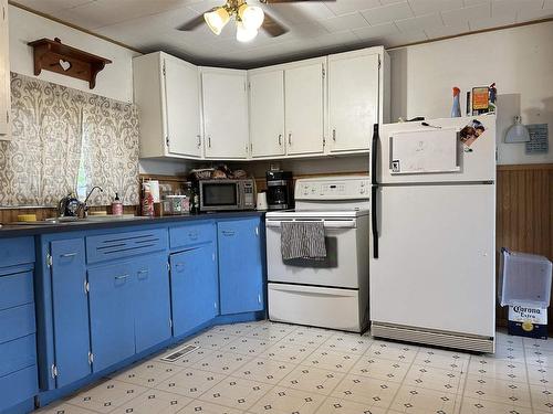 392 Holmes Avenue, Fort Frances, ON - Indoor Photo Showing Kitchen