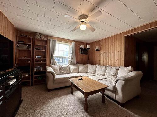 392 Holmes Avenue, Fort Frances, ON - Indoor Photo Showing Living Room