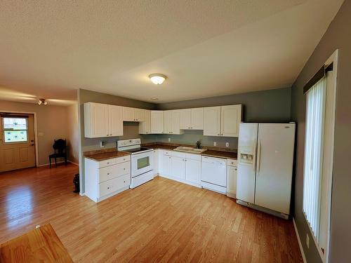 770-772 Red River Road, Thunder Bay, ON - Indoor Photo Showing Kitchen