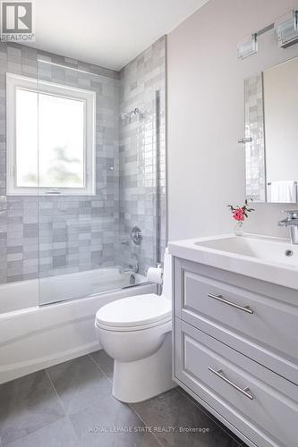 567 Kingswood Place, Burlington (Lasalle), ON - Indoor Photo Showing Bathroom