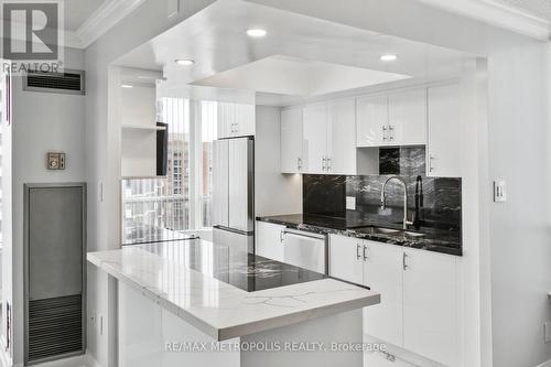 1014 - 1101 Steeles Avenue W, Toronto (Westminster-Branson), ON - Indoor Photo Showing Kitchen With Upgraded Kitchen