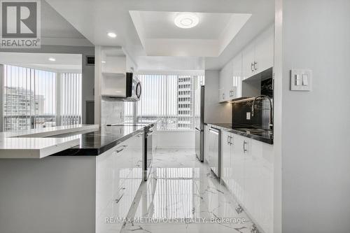 1014 - 1101 Steeles Avenue W, Toronto (Westminster-Branson), ON - Indoor Photo Showing Kitchen With Upgraded Kitchen