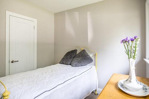 567 Kingswood Place, Burlington, ON - Indoor Photo Showing Bedroom