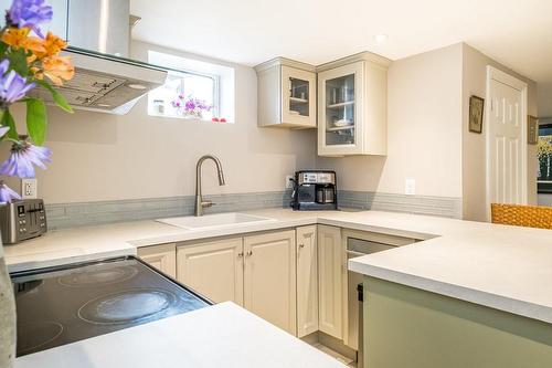 567 Kingswood Place, Burlington, ON - Indoor Photo Showing Kitchen