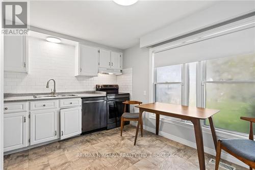 6262 Johnson Drive, Niagara Falls, ON - Indoor Photo Showing Kitchen