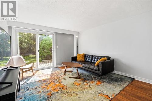 6262 Johnson Drive, Niagara Falls, ON - Indoor Photo Showing Living Room