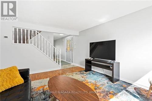 6262 Johnson Drive, Niagara Falls, ON - Indoor Photo Showing Living Room