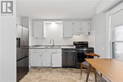 6262 Johnson Drive, Niagara Falls, ON - Indoor Photo Showing Kitchen With Double Sink