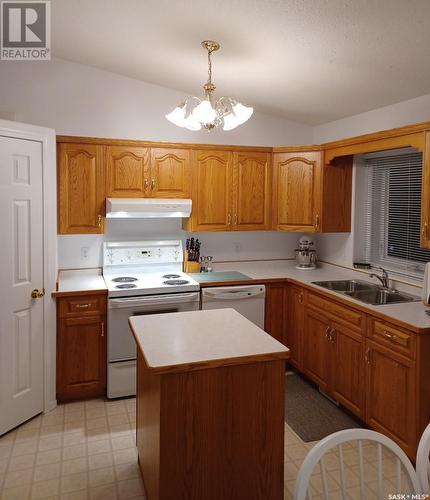 234 Sumner Crescent, Saskatoon, SK - Indoor Photo Showing Kitchen With Double Sink