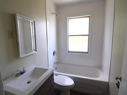 325 Willow Street, Kamloops, BC - Indoor Photo Showing Bathroom