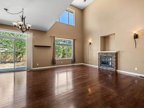 1883 Primrose Cres, Kamloops, BC - Indoor Photo Showing Living Room With Fireplace