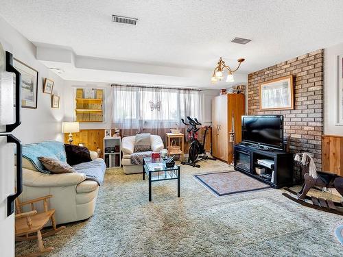 1580 Napier Place, Kamloops, BC - Indoor Photo Showing Living Room