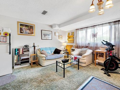 1580 Napier Place, Kamloops, BC - Indoor Photo Showing Living Room