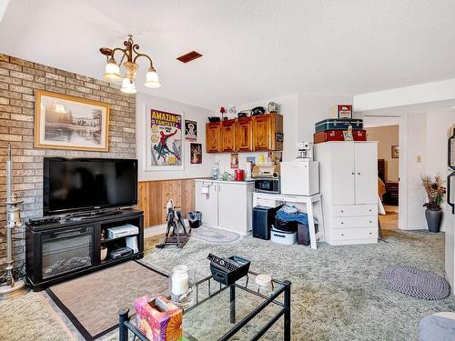 1580 Napier Place, Kamloops, BC - Indoor Photo Showing Living Room With Fireplace