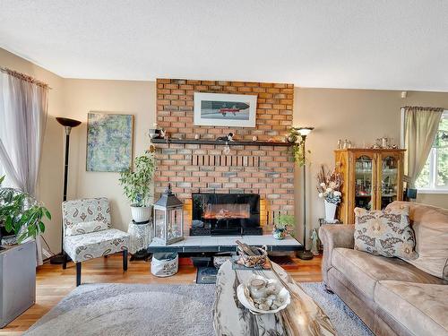 1580 Napier Place, Kamloops, BC - Indoor Photo Showing Living Room With Fireplace