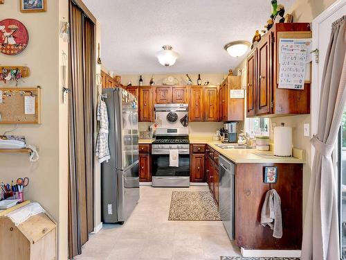 1580 Napier Place, Kamloops, BC - Indoor Photo Showing Kitchen