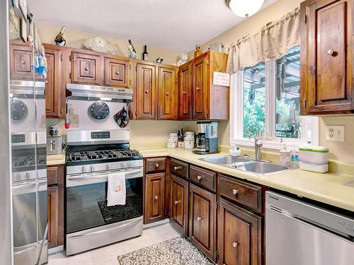 1580 Napier Place, Kamloops, BC - Indoor Photo Showing Kitchen With Double Sink