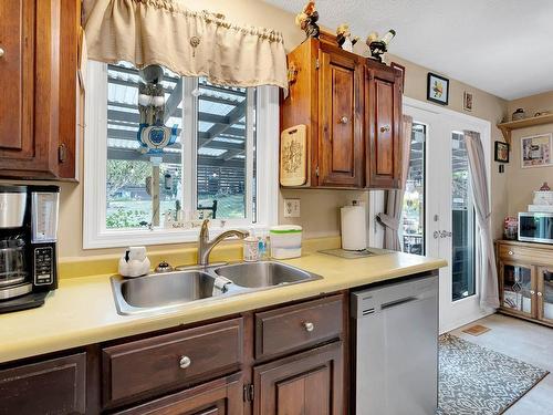 1580 Napier Place, Kamloops, BC - Indoor Photo Showing Kitchen With Double Sink