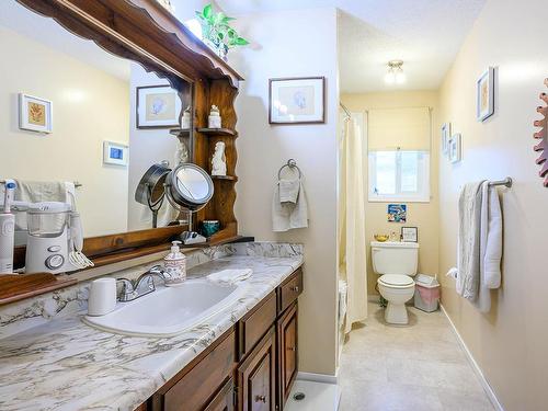 1580 Napier Place, Kamloops, BC - Indoor Photo Showing Bathroom