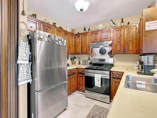 1580 Napier Place, Kamloops, BC - Indoor Photo Showing Kitchen With Double Sink